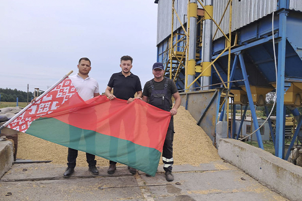 В ОАО «Охово» подняли государственный флаг Республики Беларусь в честь намолота 5000 тонн зерна и рапса!