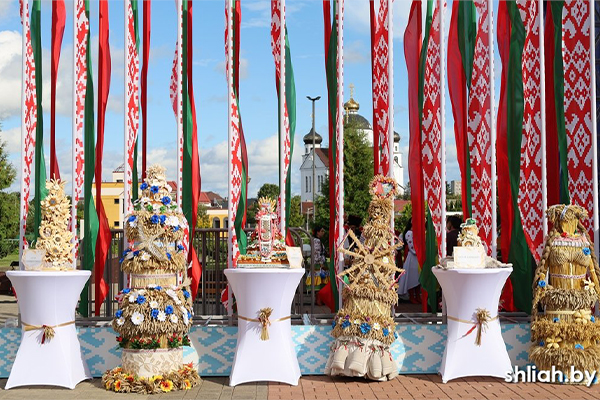 На районных «Дожинках» выбрали лучший сноп и каравай!